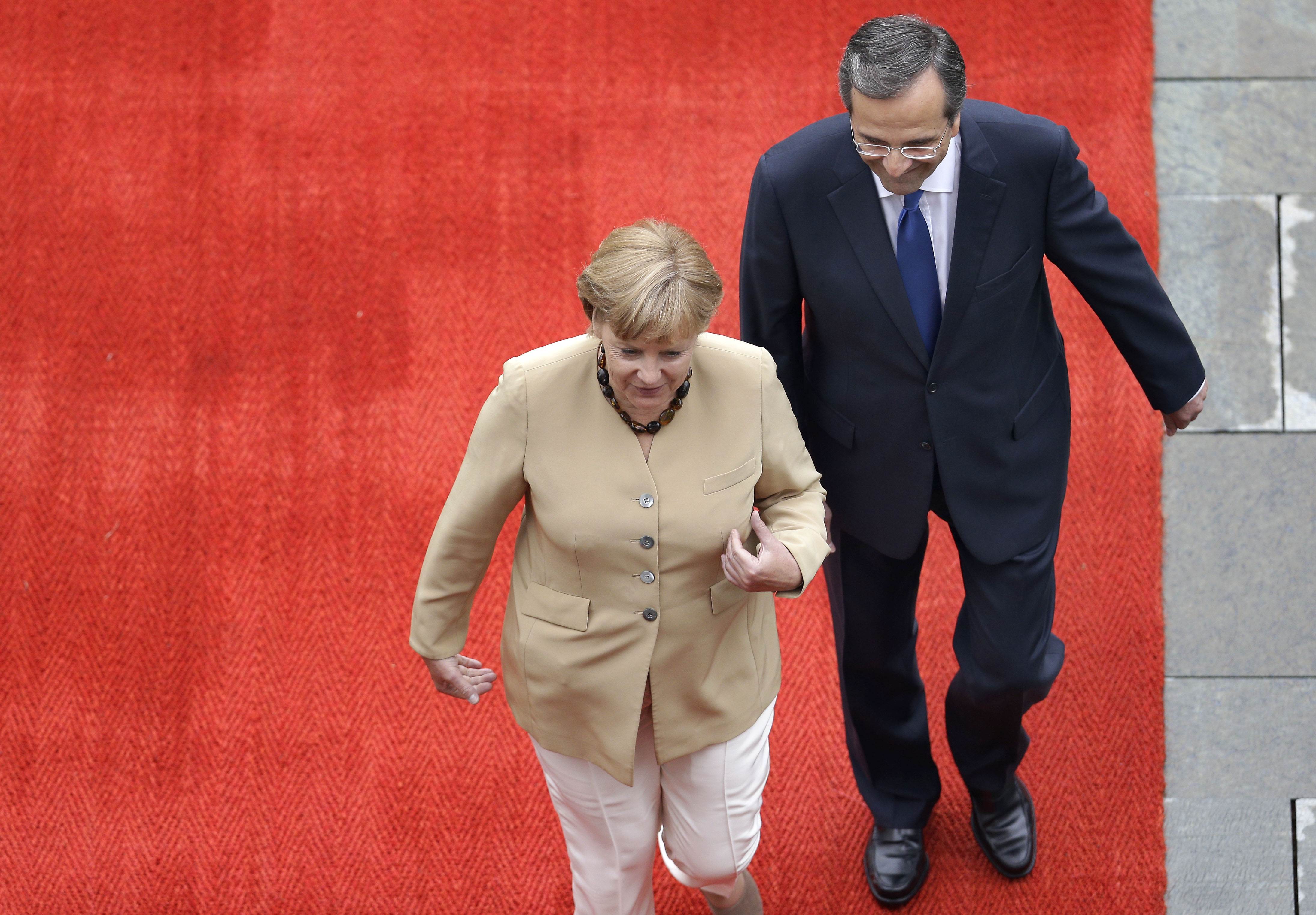 Χειραψίες και χαμόγελα κατά την άφιξη Σαμαρά στην γερμανική καγκελαρία